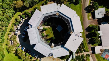 James Cook Üniversitesi Smithfield Kampüsü 'nün ve Queensland Cairns' in etrafındaki bölgenin yukarıdan aşağı görüntüsü. Bu harita, JCU Fikir Laboratuvarı, Newman Katolik Koleji, McGregor Yolu, Smithfield Geçidi ve Smithfield Alışveriş Merkezi gibi önemli yerleri vurgular.