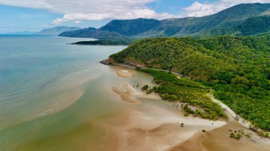 Kuzey Cairns, Queensland 'daki Kaptan Cook Otoyolu boyunca yer alan Noel Noktası geniş gelgit düzlükleri ve panoramik kıyı manzaralarıyla ünlüdür. Yukarıdan 4K 'da yakalanan bu görüntü, Kuzey Queensland kıyı şeridinin doğal güzelliğini gözler önüne seriyor.