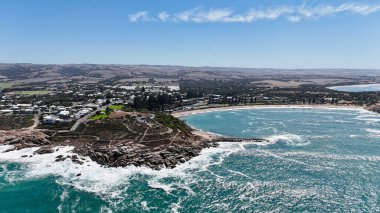 Bu hava aracı görüntüsü, Güney Avustralya 'daki Port Elliot' ta Freeman Gözcüleri 'ni gösteriyor. Fotoğrafta kıyı kasabası Green Bay, Horseshoe Bay, Boomer Beach ve Pullen Island 'ın panoramik manzarası yer alıyor. Turkuaz sular, engebeli burunlar
