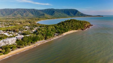 Avustralya 'nın Queensland kentindeki Cairns' in kuzeyinde yer alan Trinity Plajı, palmiye püsküllü kıyı şeridi, Taylor Point manzarası ve gevşek tatil havasıyla tanınan çarpıcı bir kıyı kasabasıdır. Bu 4K hava aracı sahili yakalıyor.