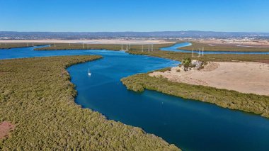 Kuzey Adelaide, Güney Avustralya 'da yer alan Garden Island, bu hava aracı görüntüsünde eşsiz mangrov sulak alanları, gelgit körfezleri ve deniz aktivitelerini görüntülemektedir. Manzarada Port River haliçleri, sakin kano yolları, botlar yer alıyor.