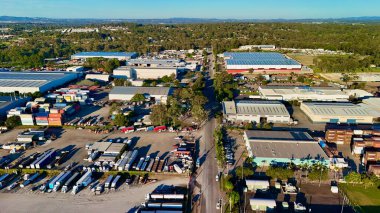 Queensland, Avustralya 'daki Carole Park ve Wacol sanayi bölgelerinin hava görüntüsü büyük depoları, dağıtım merkezlerini, ulaşım depolarını ve yol altyapısını gösteriyor. Görüntü bu anahtar lojistik ve imalat merkezinin ölçeğini yakalıyor.