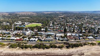 Güney Adelaide, Güney Avustralya 'da bulunan Victor Harbor bu 4K hava aracı görüntülerinde çok güzel bir şekilde yakalandı. Video klipte tarihi sahil kenti Granit Adası, manzaralı iskele, uçurumlar, turkuaz okyanus ve çevreleyen yeşil