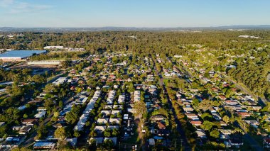 Queensland, Avustralya 'daki Carole Park ve Wacol sanayi bölgelerinin hava görüntüsü büyük depoları, dağıtım merkezlerini, ulaşım depolarını ve yol altyapısını gösteriyor. Görüntü bu anahtar lojistik ve imalat merkezinin ölçeğini yakalıyor.
