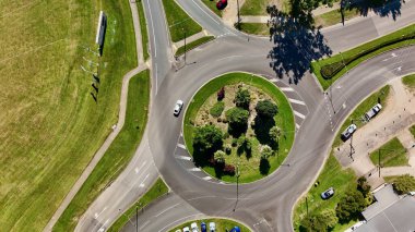 Bu hava görüntüleri Cairns, Queensland 'deki anahtar kavşakları gösteriyor, buna zengin, palmiye çizgili Trinity Beach kavşağı ve James Cook Üniversitesi yakınlarındaki Smithfield Bypass kavşağı da dahil. Yukarıdan yakalanan, resimlerin vurguladığı yol tasarımı