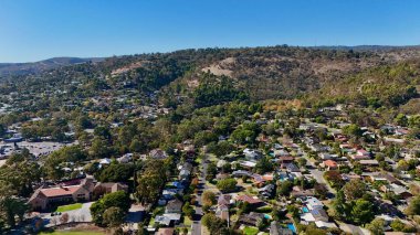 Bu İHA görüntüsü Urrbrae 'nin Adelaide metropolitan alanı ve Güney Avustralya' daki Adelaide Tepeleri 'nin kıyısındaki pitoresk banliyösünü çeker. Dağ Sıraları 'nın eteklerine yerleştirilmiş olan bu görüntü, verimli bir yerleşim alanını gösteriyor.
