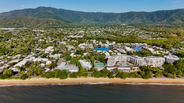 Avustralya 'nın Queensland kentindeki Cairns' in kuzeyinde yer alan Trinity Plajı, palmiye püsküllü kıyı şeridi, Taylor Point manzarası ve gevşek tatil havasıyla tanınan çarpıcı bir kıyı kasabasıdır. Bu 4K hava aracı sahili yakalıyor.