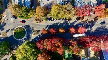 Bu hava aracı görüntülerinde Adelaide Hills 'teki Stirling' in ikonik yaprak dönüşleri görülüyor. Canlı sonbahar ağaçları, huzurlu trafik akışı ve büyüleyici sokaklar mevsimsel güzelliği ve rahat yaşam tarzını gözler önüne seriyor.