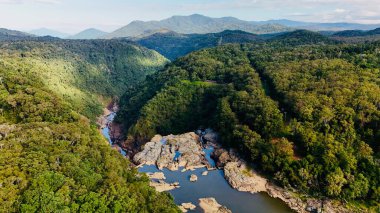 Kuranda, Queensland, Avustralya yakınlarındaki Barron Gorge Ulusal Parkı 'ndaki Barron Falls' un insansız hava aracı görüntüleri. Video, yoğun yağmur ormanlarında çağlayan dramatik şelaleyi görüntülüyor, Kuranda Manzaralı Tren İstasyonu, Centenary Park