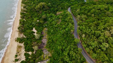 Bu 4K hava görüntüsü Queensland 'daki Rex Gözcüsü' nde Kaptan Cook Otoyolu 'nun çarpıcı kıvrımını yakalıyor. Bereketli tropikal yağmur ormanlarıyla ışıldayan Mercan Denizi arasındaki kıyı yolu yılanları doğal güzelliğin nefes kesici bir karışımını sunuyorlar.