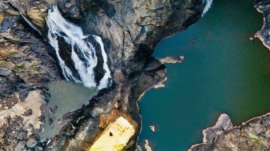 Kuranda, Queensland, Avustralya yakınlarındaki Barron Gorge Ulusal Parkı 'ndaki Barron Falls' un insansız hava aracı görüntüleri. Video, yoğun yağmur ormanlarında çağlayan dramatik şelaleyi görüntülüyor, Kuranda Manzaralı Tren İstasyonu, Centenary Park