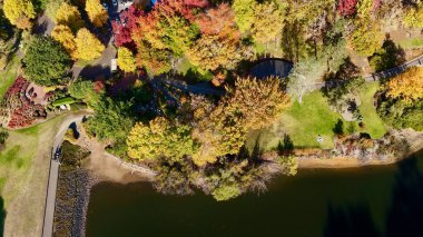Güney Avustralya 'nın Adelaide Tepeleri' nde yer alan Lofty Dağı Botanik Bahçesi, serin iklim bitki koleksiyonları ve canlı mevsimsel renkleriyle tanınır. Bu hava manzarası, sonbaharda yaprak döken ağaçların parladığı bahçeyi gösteriyor.