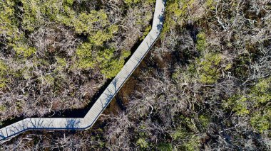 Bu hava aracı fotoğrafı, Kuzey Adelaide, Güney Avustralya 'daki St. Kilda Mangrove Patikası' nın geniş manzarasını yakalar. Sergide yemyeşil mangrovlar, kurak tuz tavaları, dalgalı gelgit kanalları ve kıyı sulamaları arasında çarpıcı bir tezat yer alıyor.