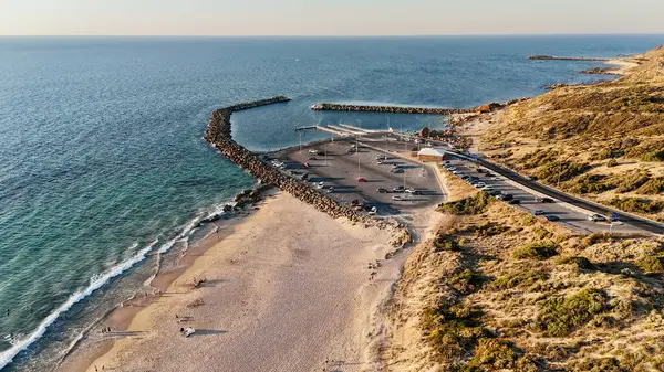 OSullivan Beach Boat Ramp, Güney Avustralya: 4K hava aracı, tekne rampası tesisinin tüm planlarını, koruyucu dalgakıranları, jettileri ve etrafındaki otoparkı yakalıyor. Sahne altın kıyı tepeleri, okyanus kıyıları ve akşamları