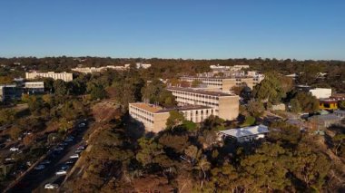 Flinders Üniversitesi, Central Park, Bedford Park, South Adelaide, Güney Avustralya: Bu 4K hava aracı, günbatımında üniversite kampüsünü, modern akademik binaları, geniş karıncaları, çalılıkları ve