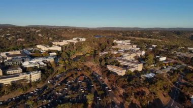 Flinders Üniversitesi, Central Park, Bedford Park, South Adelaide, Güney Avustralya: Bu 4K hava aracı, günbatımında üniversite kampüsünü, modern akademik binaları, geniş karıncaları, çalılıkları ve