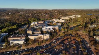 Flinders Üniversitesi, Central Park, Bedford Park, South Adelaide, Güney Avustralya: Bu 4K hava aracı, günbatımında üniversite kampüsünü, modern akademik binaları, geniş karıncaları, çalılıkları ve