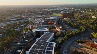 Flinders Üniversitesi, Central Park, Bedford Park, South Adelaide, Güney Avustralya: Bu 4K hava aracı, günbatımında üniversite kampüsünü, modern akademik binaları, geniş karıncaları, çalılıkları ve