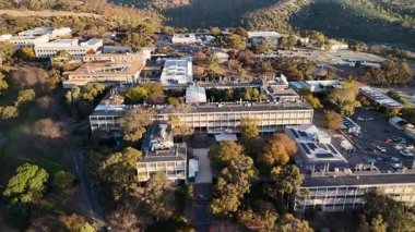 Flinders Üniversitesi, Central Park, Bedford Park, South Adelaide, Güney Avustralya: Bu 4K hava aracı, günbatımında üniversite kampüsünü, modern akademik binaları, geniş karıncaları, çalılıkları ve
