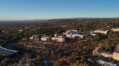 Flinders Üniversitesi, Central Park, Bedford Park, South Adelaide, Güney Avustralya: Bu 4K hava aracı, günbatımında üniversite kampüsünü, modern akademik binaları, geniş karıncaları, çalılıkları ve