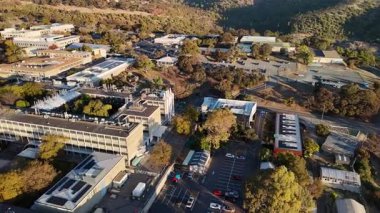 Flinders Üniversitesi, Central Park, Bedford Park, South Adelaide, Güney Avustralya: Bu 4K hava aracı, günbatımında üniversite kampüsünü, modern akademik binaları, geniş karıncaları, çalılıkları ve