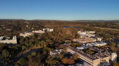 Flinders Üniversitesi, Central Park, Bedford Park, South Adelaide, Güney Avustralya: Bu 4K hava aracı, günbatımında üniversite kampüsünü, modern akademik binaları, geniş karıncaları, çalılıkları ve