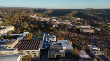 Flinders Üniversitesi, Central Park, Bedford Park, South Adelaide, Güney Avustralya: Bu 4K hava aracı, günbatımında üniversite kampüsünü, modern akademik binaları, geniş karıncaları, çalılıkları ve