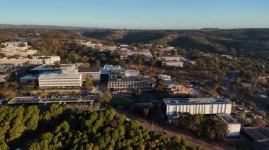 Flinders Üniversitesi, Central Park, Bedford Park, South Adelaide, Güney Avustralya: Bu 4K hava aracı, günbatımında üniversite kampüsünü, modern akademik binaları, geniş karıncaları, çalılıkları ve