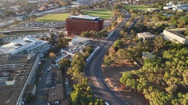 Flinders Üniversitesi, Central Park, Bedford Park, South Adelaide, Güney Avustralya: Bu 4K hava aracı, günbatımında üniversite kampüsünü, modern akademik binaları, geniş karıncaları, çalılıkları ve
