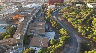Flinders Üniversitesi, Central Park, Bedford Park, South Adelaide, Güney Avustralya: Bu 4K hava aracı, günbatımında üniversite kampüsünü, modern akademik binaları, geniş karıncaları, çalılıkları ve