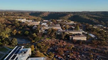 Flinders Üniversitesi, Central Park, Bedford Park, South Adelaide, Güney Avustralya: Bu 4K hava aracı, günbatımında üniversite kampüsünü, modern akademik binaları, geniş karıncaları, çalılıkları ve
