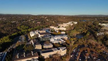 Flinders Üniversitesi, Central Park, Bedford Park, South Adelaide, Güney Avustralya: Bu 4K hava aracı, günbatımında üniversite kampüsünü, modern akademik binaları, geniş karıncaları, çalılıkları ve