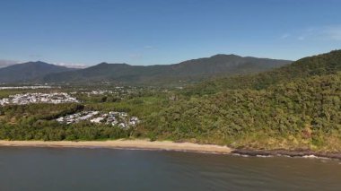 Cairns Queensland 'daki Half Moon Bay Beach ve Roci Point 4K hava aracı görüntülerinde ele geçirildi. Bu kıyı bölgesinde uzun kumlu bir sahil, sakin dalgalar, yeşil burunlar ve tropikal bitki örtüsü bulunur. Yürürken, balık tutarken ve manzara seyrederken popülerdir.