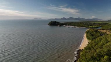 Cairns Queensland 'daki Half Moon Bay Beach ve Roci Point 4K hava aracı görüntülerinde ele geçirildi. Bu kıyı bölgesinde uzun kumlu bir sahil, sakin dalgalar, yeşil burunlar ve tropikal bitki örtüsü bulunur. Yürürken, balık tutarken ve manzara seyrederken popülerdir.