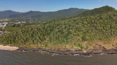 Cairns Queensland 'daki Half Moon Bay Beach ve Roci Point 4K hava aracı görüntülerinde ele geçirildi. Bu kıyı bölgesinde uzun kumlu bir sahil, sakin dalgalar, yeşil burunlar ve tropikal bitki örtüsü bulunur. Yürürken, balık tutarken ve manzara seyrederken popülerdir.