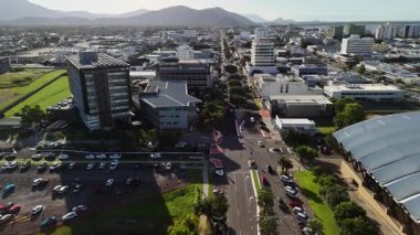 Queensland Avustralya 'daki Cairns City, uzak dağ sıraları ve Mercan Denizi tarafından çerçevelenmiş canlı bir siluet, kıyı binaları ve kentsel caddeleri gösteren bu 4K hava aracı görüntülerinde güzel bir şekilde görüntülenmiştir. Manzara tropikal şehri vurguluyor