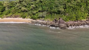Cairns, Queensland 'daki Trinity Plajı, bu 4K hava aracı görüntülerinde, palmiye ağaçları, Taylor Point burnu, sahil tatil beldeleri ve Mercan Denizi' nin turkuaz sularıyla çevrili manzaralı bir plajı göstermektedir. Görüntüler tropikal bölgeleri gösteriyor.