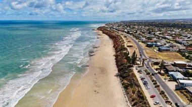 Güney Adelaide 'deki Seaford Plajı yüksek uçurum kenarlı kıyılarından çarpıcı kıyı manzarası sunuyor. Bu 4K hava aracı görüntüleri, kumlu plajlar, turkuaz sörfler ve dolambaçlı bir kordon ile doğal ve kentsel güzelliğin eşsiz bir karışımını yakalar.