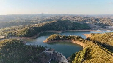 Mount Bold Reservoir, Güney Avustralya 'nın en büyük su depolama tesisidir. Bu hava aracı görüntülerinde geniş bir depo alanı, sarmal su deposu kolları, orman tepeleri ve ikonik tepeler görülüyor.