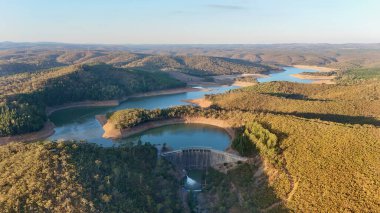 Mount Bold Reservoir, Güney Avustralya 'nın en büyük su depolama tesisidir. Bu hava aracı görüntülerinde geniş bir depo alanı, sarmal su deposu kolları, orman tepeleri ve ikonik tepeler görülüyor.