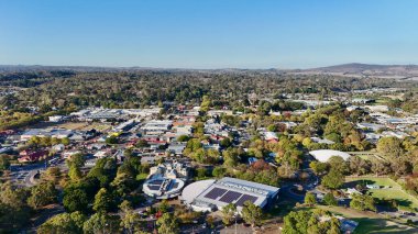 Mount Barker, Güney Avustralya 'nın Adelaide Hills eyaletinde yer alan bir şehirdir. Bu hava aracı görüntüsü şehir merkezini, yerleşim yerlerini ve hareketli tepeler ve yeşil açık alanlar arasında geçen ticari bölgeleri gösteriyor. Ağaçlarla kaplı caddeler, parklar