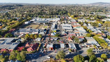 Mount Barker, Güney Avustralya 'nın Adelaide Hills eyaletinde yer alan bir şehirdir. Bu hava aracı görüntüsü şehir merkezini, yerleşim yerlerini ve hareketli tepeler ve yeşil açık alanlar arasında geçen ticari bölgeleri gösteriyor. Ağaçlarla kaplı caddeler, parklar