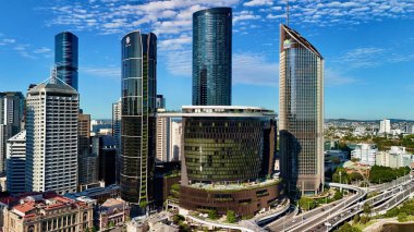 Queensland, Avustralya 'daki Brisbane CBD' nin hava görüntüsü modern silueti, Brisbane Nehri ve çevre kentsel manzarayı gözler önüne seriyor. Yüksek binalar, köprüler ve nehir kenarındaki gelişmelerle fotoğraf, bir tanesinin dinamik enerjisini yakalıyor.