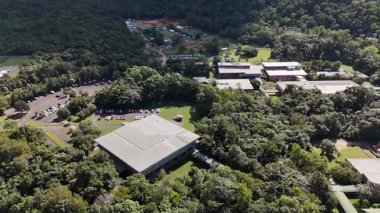 James Cook Üniversitesi Smithfield Kampüsü 'nün ve Cairns, Queensland' in çevresindeki bölgenin yukarıdan görünüşü. Bu harita, JCU Fikir Laboratuvarı, Newman Katolik Koleji, McGregor Yolu, Smithfield Geçidi ve Smithfield Alışveriş Merkezi gibi önemli yerleri vurgular.