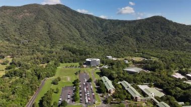 James Cook Üniversitesi Smithfield Kampüsü 'nün ve Cairns, Queensland' in çevresindeki bölgenin yukarıdan görünüşü. Bu harita, JCU Fikir Laboratuvarı, Newman Katolik Koleji, McGregor Yolu, Smithfield Geçidi ve Smithfield Alışveriş Merkezi gibi önemli yerleri vurgular.