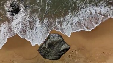 Cairns, Queensland 'daki Trinity Plajı, bu 4K hava aracı görüntülerinde, palmiye ağaçları, Taylor Point burnu, sahil tatil beldeleri ve Mercan Denizi' nin turkuaz sularıyla çevrili manzaralı bir plajı göstermektedir. Görüntüler tropikal bölgeleri gösteriyor.