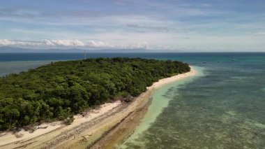 Green Island 'ın hava görüntüleri. Queensland, Avustralya açıklarındaki Büyük Set Resifi' ndeki bir mercan mağarası. Sahne turkuaz suları, uçan resifler, beyaz kumsallar, uzun bir iskele ve iskeleyi ve yoğun tropikal yağmur ormanlarını yakalıyor. Popüler.