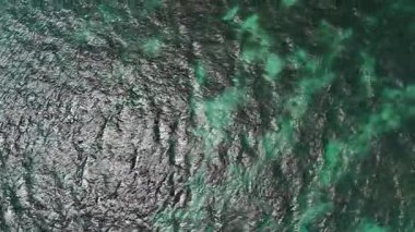 Green Island 'ın hava görüntüleri. Queensland, Avustralya açıklarındaki Büyük Set Resifi' ndeki bir mercan mağarası. Sahne turkuaz suları, uçan resifler, beyaz kumsallar, uzun bir iskele ve iskeleyi ve yoğun tropikal yağmur ormanlarını yakalıyor. Popüler.