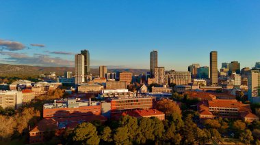 Adelaide CBD 'nin Güney Avustralya' daki hava batımı görüntüsü, şehrin modern gökdelenlerini, yüksek gökdelenleri ve yeşil parklarla çevrili Adelaide Üniversitesi kampüsünü gösteriyor. Görüntü, şehir manzarasını sıcak altın saatinde yakalıyor.