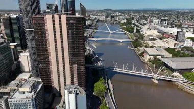 Queensland, Avustralya 'daki Brisbane CBD' nin 4K hava aracı görüntüleri modern şehir silueti, yüksek gökdelenler ve dolambaçlı Brisbane Nehri 'ni gösteriyor. Simgesel köprüleri, şehir altyapısını, South Bank parklarını ve canlı sahil kenarlarını yakalıyor.